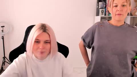 Snapshot of hottyblonds chatting on October 2025 11:33:02 AM Nessie and Jessie online show from October 2025 11:33:02 AM