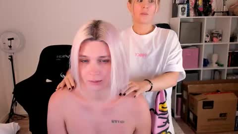 Snapshot of hottyblonds chatting on November 2025 04:53:01 PM Nessie and Jessie online show from November 2025 04:53:01 PM