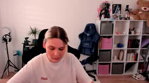 Nessie and Jessie online show from February 2026 11:48:01 AM