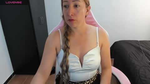 hottychrystal online show from May 2026 02:35:02 PM