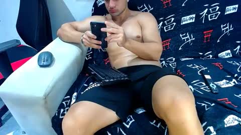 Snapshot of hugo_19cm chatting on November 2025 02:12:01 AM hugo19cm online show from November 2025 02:12:01 AM