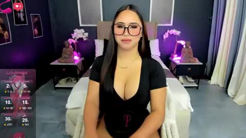 Snapshot of hunterxhuntress chatting on August 2026 06:01:02 AM HELLO HANNAH IS BACK online show from August 2026 06:01:02 AM