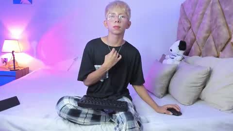 Son Hyunjin online show from January 2026 05:40:01 PM