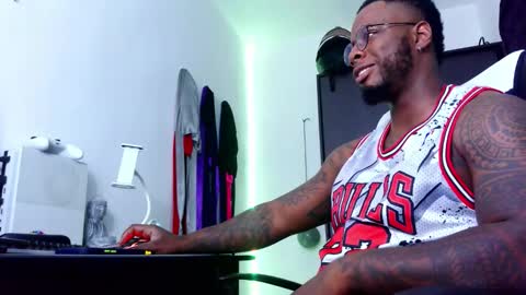 Snapshot of iam_hotbbc chatting on September 2025 02:02:01 AM Mr H Independent model online show from September 2025 02:02:01 AM