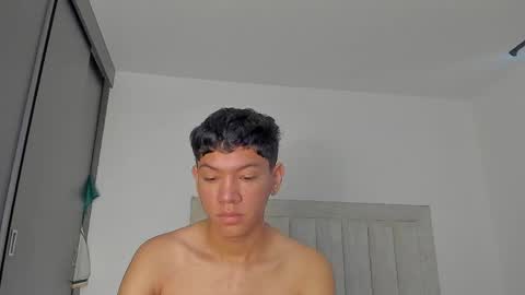 Snapshot of iamjulian_ chatting on April 2026 11:33:01 AM Juliiiiian online show from April 2026 11:33:01 AM