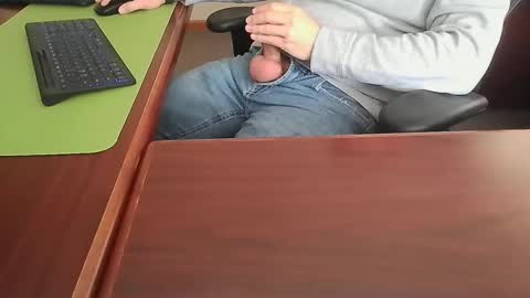 Snapshot of ifuk1stdate chatting on December 2024 08:01:02 PM Hung office Stud online show from December 2024 08:01:02 PM