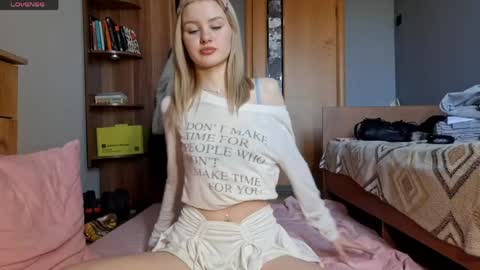ShyLuna online show from April 2026 07:44:01 AM