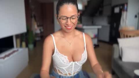 Kloe online show from November 2025 04:07:01 PM