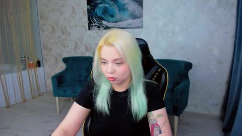 Roxy online show from November 2025 07:36:02 PM