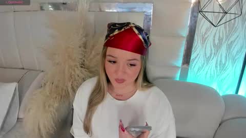 DAHLIA online show from November 2025 08:52:01 PM