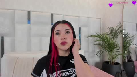 Snapshot of im_nika_ chatting on May 2026 12:33:01 PM Nika online show from May 2026 12:33:01 PM