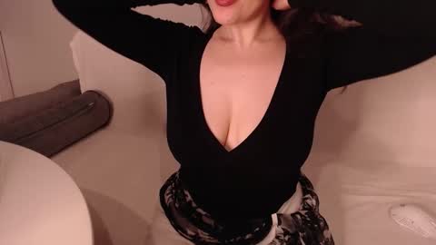 Snapshot of in_yan chatting on November 2025 07:35:01 PM Lin online show from November 2025 07:35:01 PM