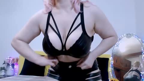 Snapshot of ina_pearl chatting on November 2025 09:37:01 PM Ina online show from November 2025 09:37:01 PM