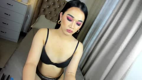 Snapshot of indestructabletrixie chatting on December 2024 02:21:01 PM indestructabletrixie online show from December 2024 02:21:01 PM