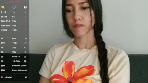 Laroa online show from November 2025 08:43:01 PM