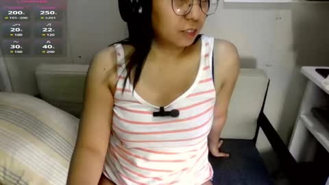 Snapshot of introvertshytype_2011 chatting on March 2025 01:04:01 AM Introvertshytype 2011 online show from March 2025 01:04:01 AM