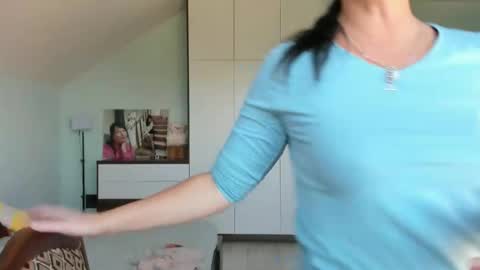 iracherrynow online show from September 2025 09:03:01 AM