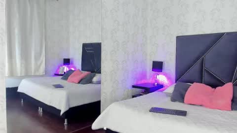 Queen Iris online show from November 2025 03:25:02 PM