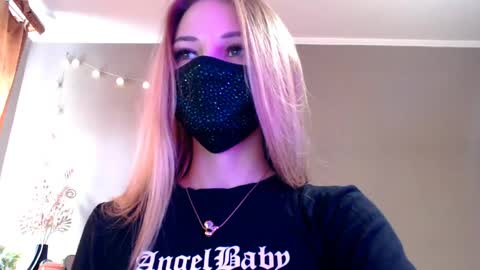 Snapshot of iris_lave chatting on April 2026 12:40:01 PM Lily online show from April 2026 12:40:01 PM