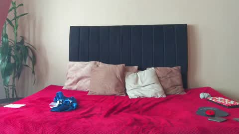 Isa and Natasha online show from February 2025 02:43:01 PM