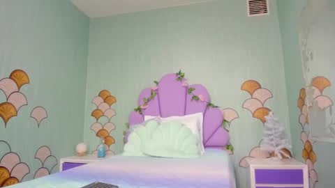 Snapshot of isa_little4u chatting on December 2024 05:44:02 PM online show from December 2024 05:44:02 PM