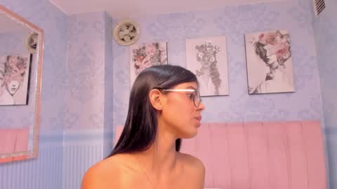 Snapshot of isa_little4u chatting on January 2025 01:00:01 AM online show from January 2025 01:00:01 AM