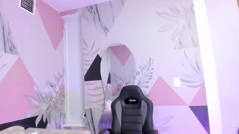 Snapshot of isa_little4u chatting on March 2025 10:13:02 AM online show from March 2025 10:13:02 AM