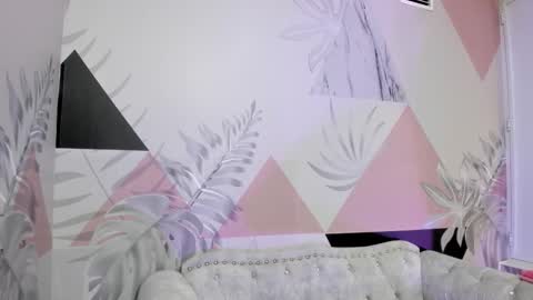 Snapshot of isa_little4u chatting on March 2025 10:22:01 AM online show from March 2025 10:22:01 AM