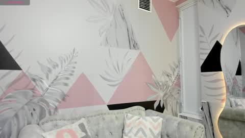 Snapshot of isa_little4u chatting on March 2025 10:15:02 AM online show from March 2025 10:15:02 AM