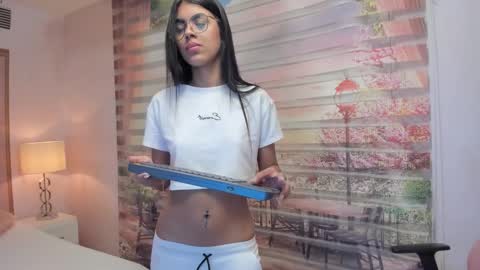 Snapshot of isa_little4u chatting on October 2025 04:01:01 AM online show from October 2025 04:01:01 AM