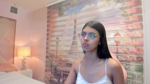 Snapshot of isa_little4u chatting on October 2025 05:52:02 AM online show from October 2025 05:52:02 AM