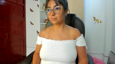 Isabella22 1 online show from November 2025 07:15:01 PM