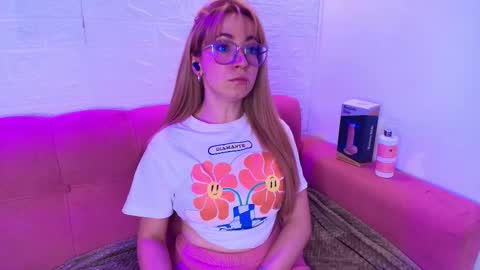 Snapshot of isabella_noir1 chatting on December 2025 01:33:02 AM Isabella online show from December 2025 01:33:02 AM