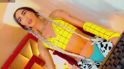 isabellagirs online show from October 2025 05:22:01 PM