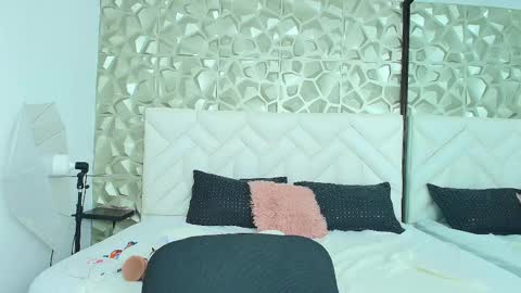 Isabella  online show from September 2025 01:45:01 PM