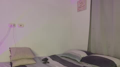 Isabella Hilton online show from December 2025 08:37:02 PM