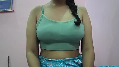 ishika_singh_ online show from October 2025 01:53:02 AM