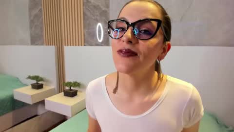 Isis Noir online show from September 2025 02:28:01 PM