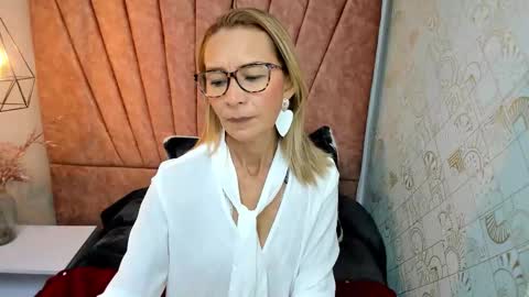 Snapshot of issa_milf__ chatting on November 2025 01:12:02 PM ISSA MILF online show from November 2025 01:12:02 PM