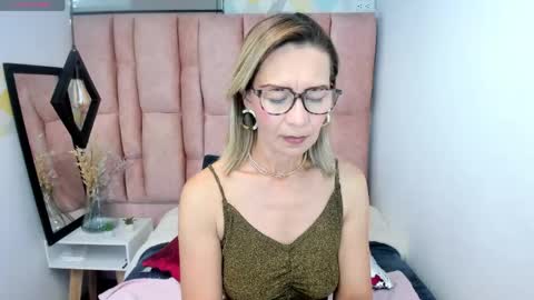 ISSA MILF online show from May 2026 01:40:01 PM