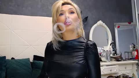 IssaSmyth online show from September 2025 06:18:01 AM