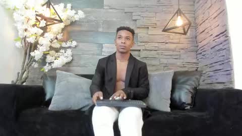 Italo Moore online show from October 2025 12:03:01 PM