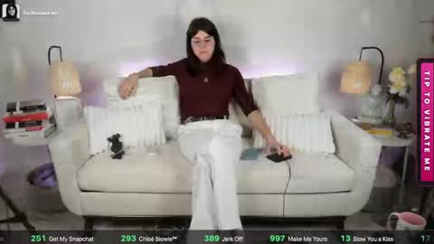 Snapshot of itschloelaurent chatting on May 2026 03:45:02 AM itschloelaurent online show from May 2026 03:45:02 AM