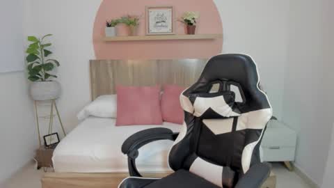 Snapshot of ivette_swan chatting on February 2026 12:21:01 PM I V E T T E online show from February 2026 12:21:01 PM