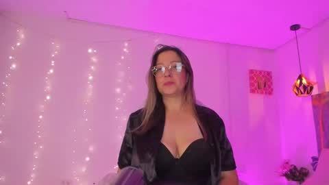 Snapshot of ivonny_04 chatting on October 2025 04:45:02 AM N A T H A L Y online show from October 2025 04:45:02 AM