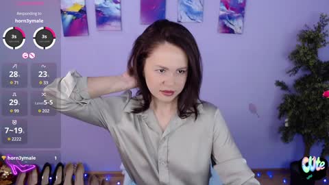 Queen of nylon  Victoria online show from February 2025 05:21:02 AM