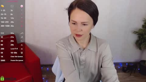 Queen of nylon  Victoria online show from December 2025 05:01:02 AM