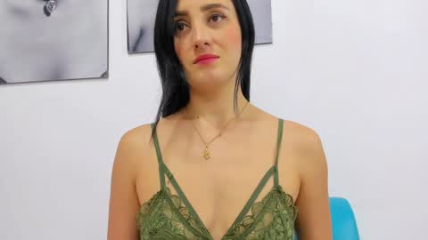 Snapshot of izzy_cum chatting on February 2025 01:20:01 PM Izzy online show from February 2025 01:20:01 PM