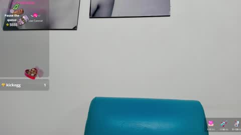 Snapshot of izzy_cum chatting on February 2025 07:35:02 PM Izzy online show from February 2025 07:35:02 PM