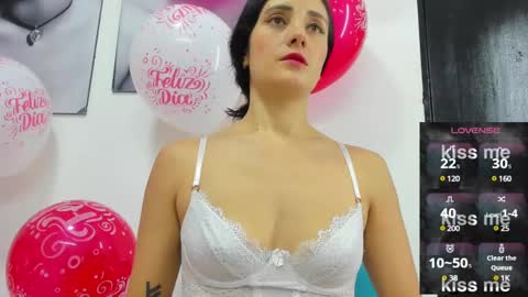 Snapshot of izzy_cum chatting on February 2025 01:05:02 PM Izzy online show from February 2025 01:05:02 PM